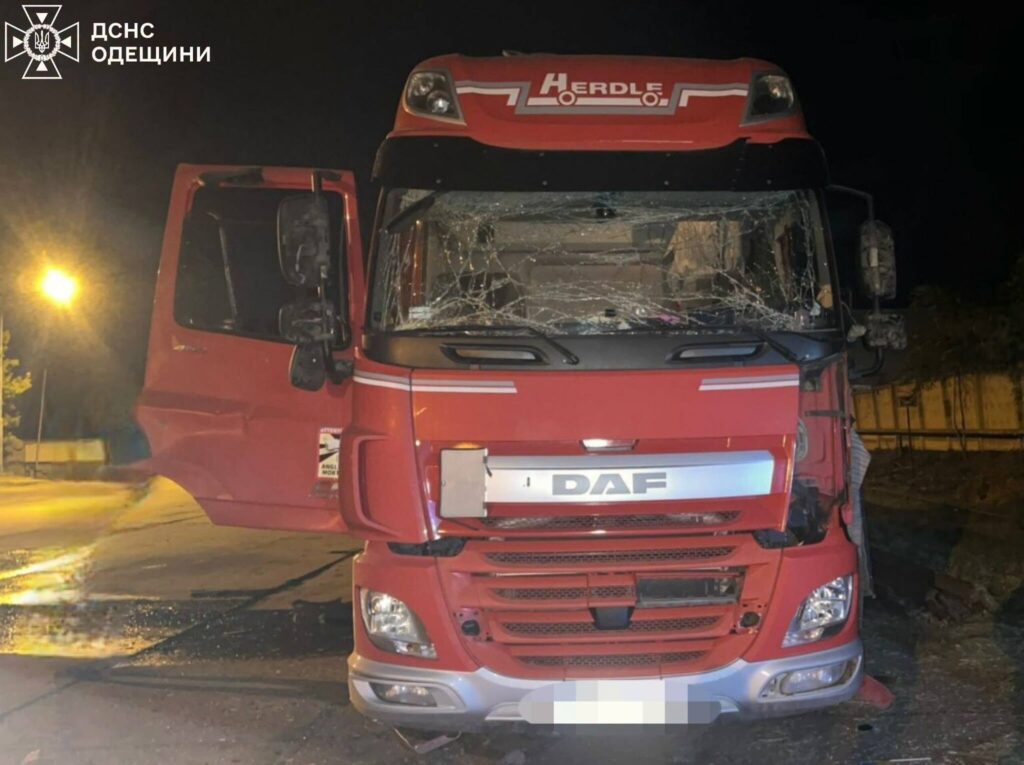 Атака дронів на Одещину: рятувальники гасили пожежі під загрозою повторних ударів Атака дронов на Одесскую область: ГСЧС тушила пожары под угрозой повторных ударов