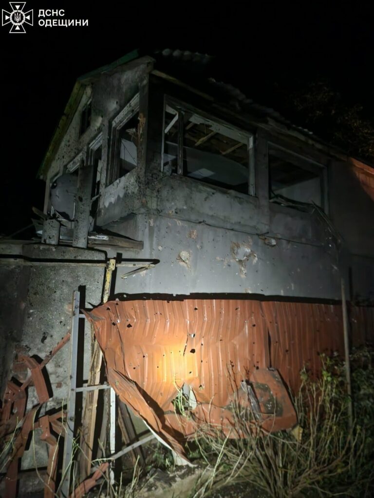 Атака дронів на Одещину: рятувальники гасили пожежі під загрозою повторних ударів Атака дронов на Одесскую область: ГСЧС тушила пожары под угрозой повторных ударов