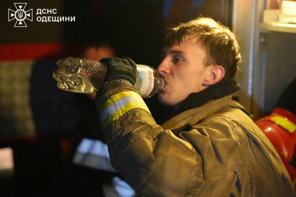 ДСНС показала наслідки атаки на Одесу: понад пів сотні рятувальників ліквідовували пожежу ДСНС показала наслідки атаки на Одесу: понад пів сотні рятувальників ліквідовували пожежу