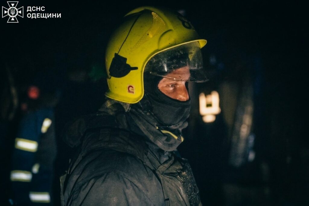 Атака дронів на Одещину: рятувальники гасили пожежі під загрозою повторних ударів Атака дронов на Одесскую область: ГСЧС тушила пожары под угрозой повторных ударов