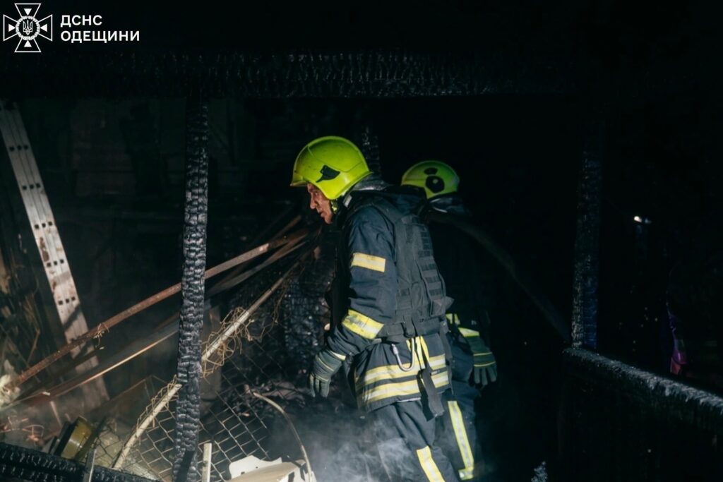 Атака дронів на Одещину: рятувальники гасили пожежі під загрозою повторних ударів Атака дронов на Одесскую область: ГСЧС тушила пожары под угрозой повторных ударов