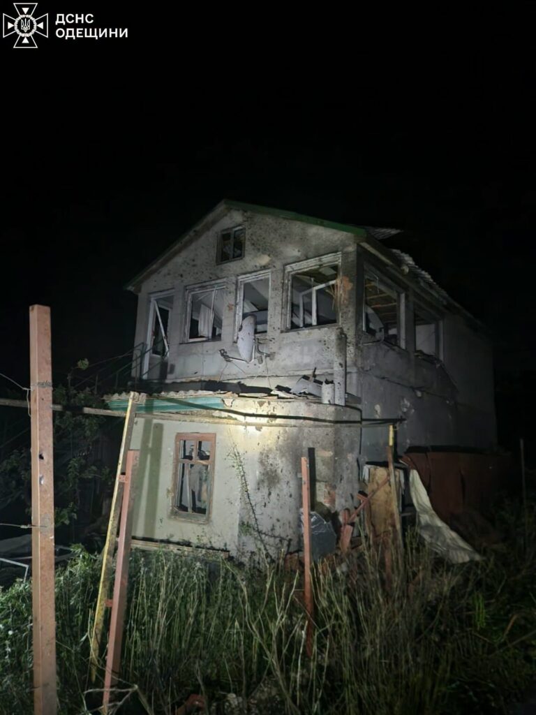 Атака дронів на Одещину: рятувальники гасили пожежі під загрозою повторних ударів Атака дронов на Одесскую область: ГСЧС тушила пожары под угрозой повторных ударов