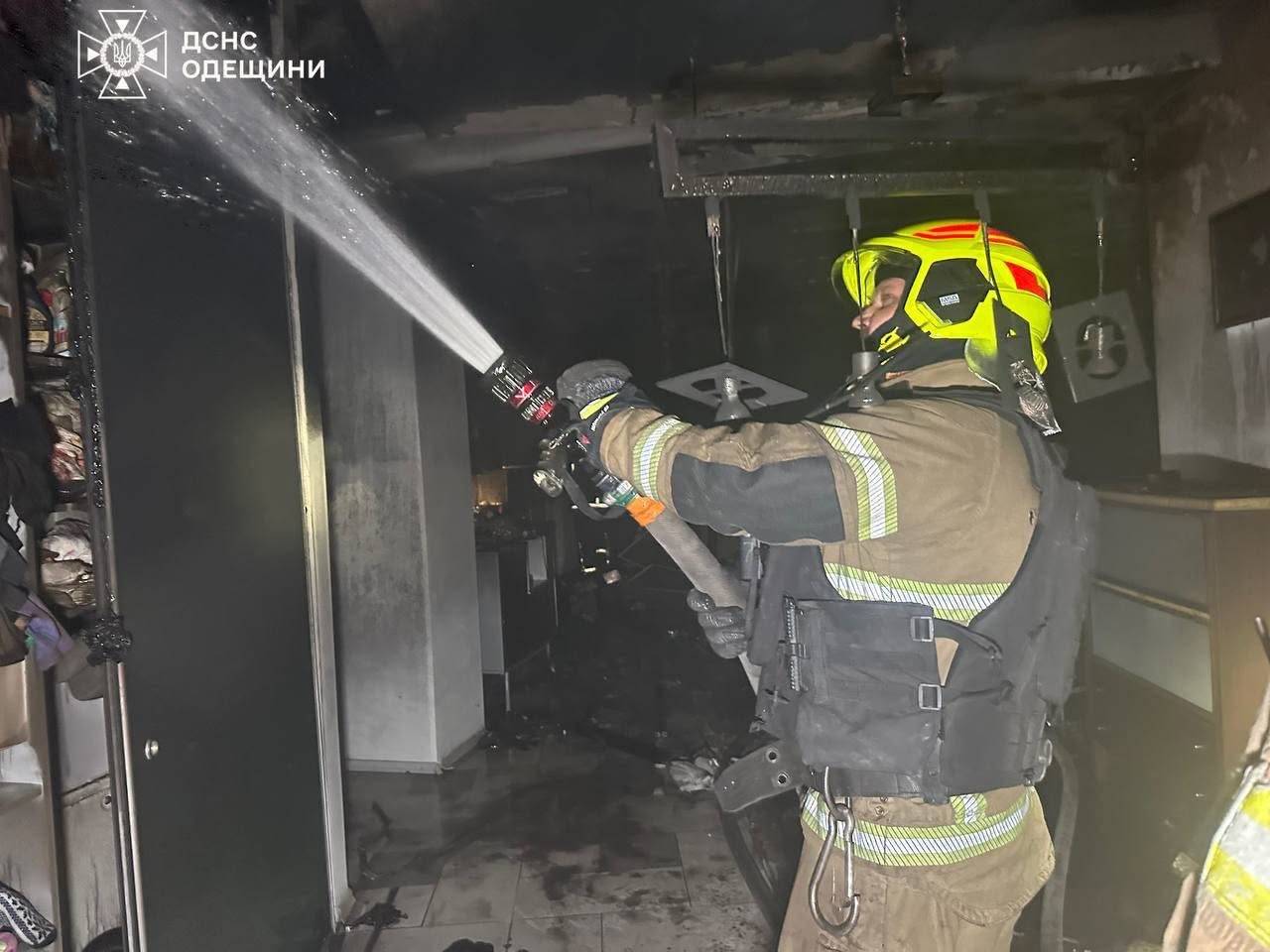 ДСНС показала наслідки атаки на Одесу: понад пів сотні рятувальників ліквідовували пожежу ДСНС показала наслідки атаки на Одесу: понад пів сотні рятувальників ліквідовували пожежу
