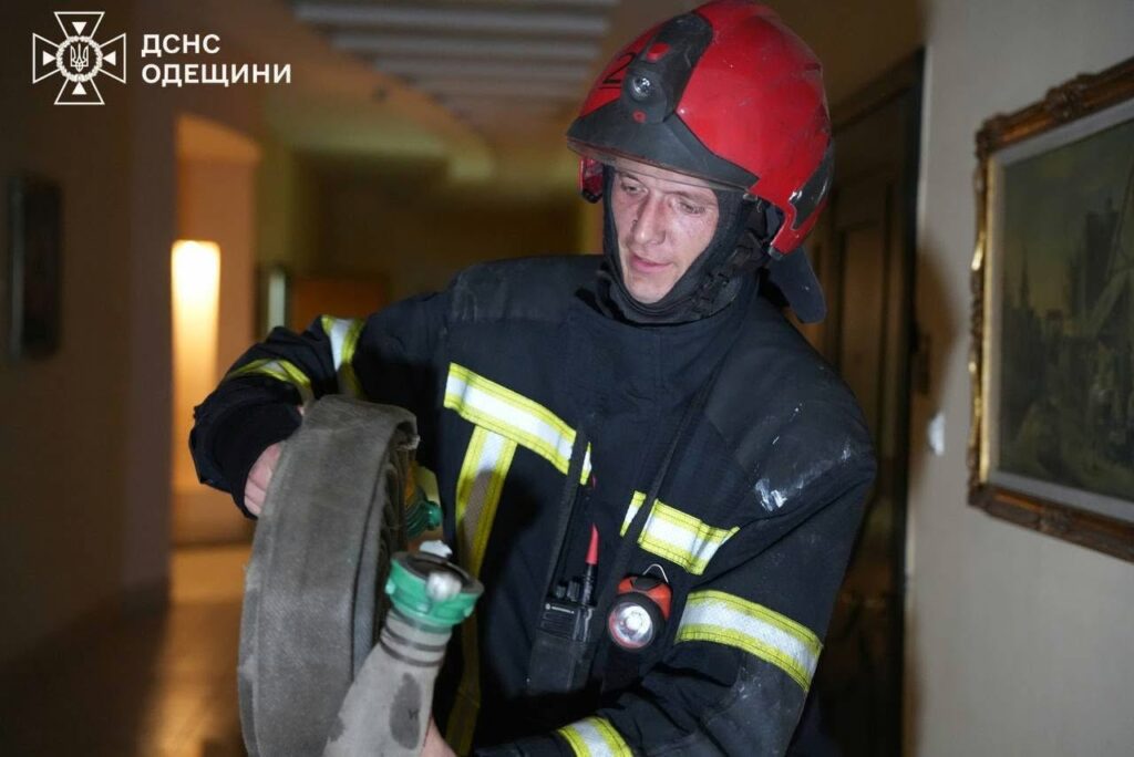 ДСНС показала наслідки атаки на Одесу: понад пів сотні рятувальників ліквідовували пожежу ДСНС показала наслідки атаки на Одесу: понад пів сотні рятувальників ліквідовували пожежу
