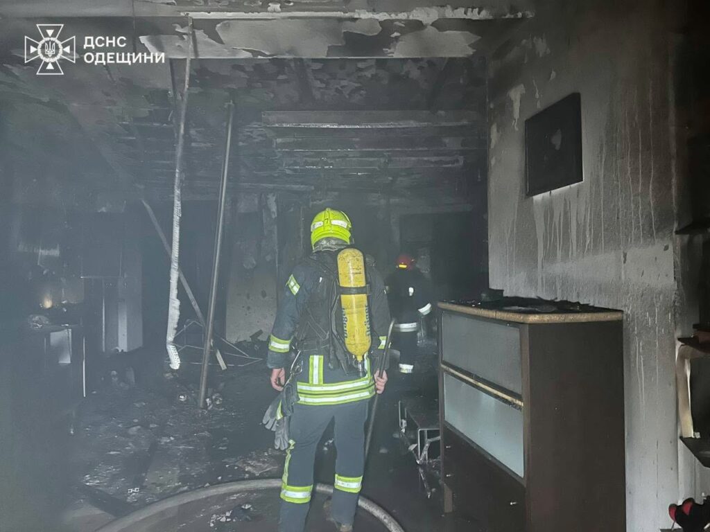 ДСНС показала наслідки атаки на Одесу: понад пів сотні рятувальників ліквідовували пожежу ДСНС показала наслідки атаки на Одесу: понад пів сотні рятувальників ліквідовували пожежу