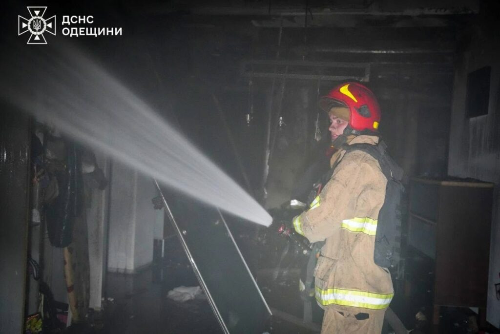 ДСНС показала наслідки атаки на Одесу: понад пів сотні рятувальників ліквідовували пожежу ДСНС показала наслідки атаки на Одесу: понад пів сотні рятувальників ліквідовували пожежу