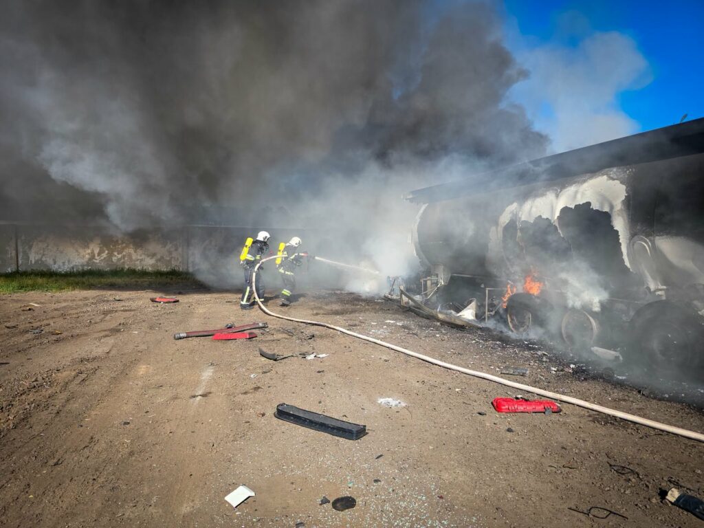 Удар по стоянці вантажівок на Одещині: кадри з місця ліквідації масштабної пожежі