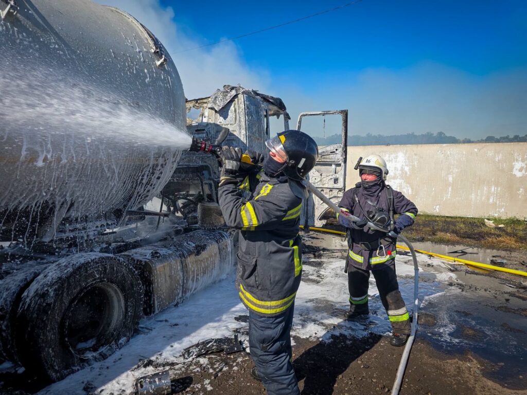 Удар по стоянці вантажівок на Одещині: кадри з місця ліквідації масштабної пожежі