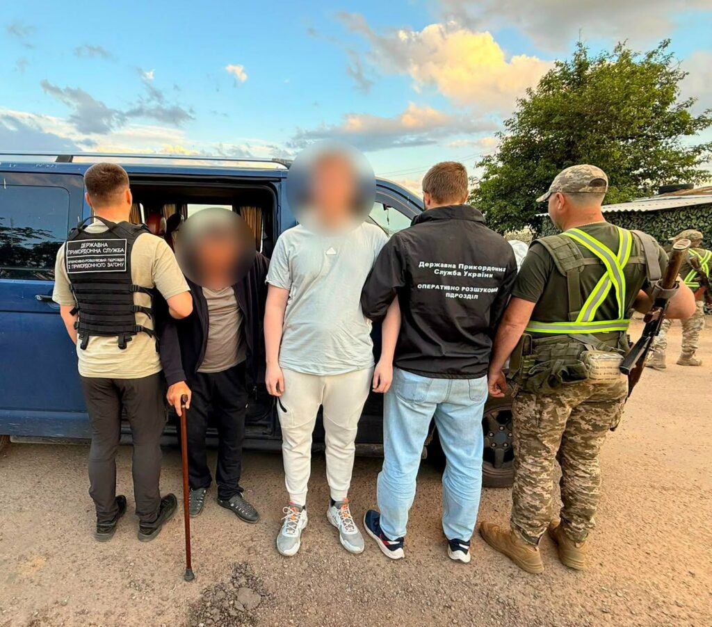 Ховав пасажира під підлогою авто: на Одещині викрили організатора нелегального трансферу Прятал пассажира под полом авто: в Одесской области разоблачили организатора нелегального трансфера