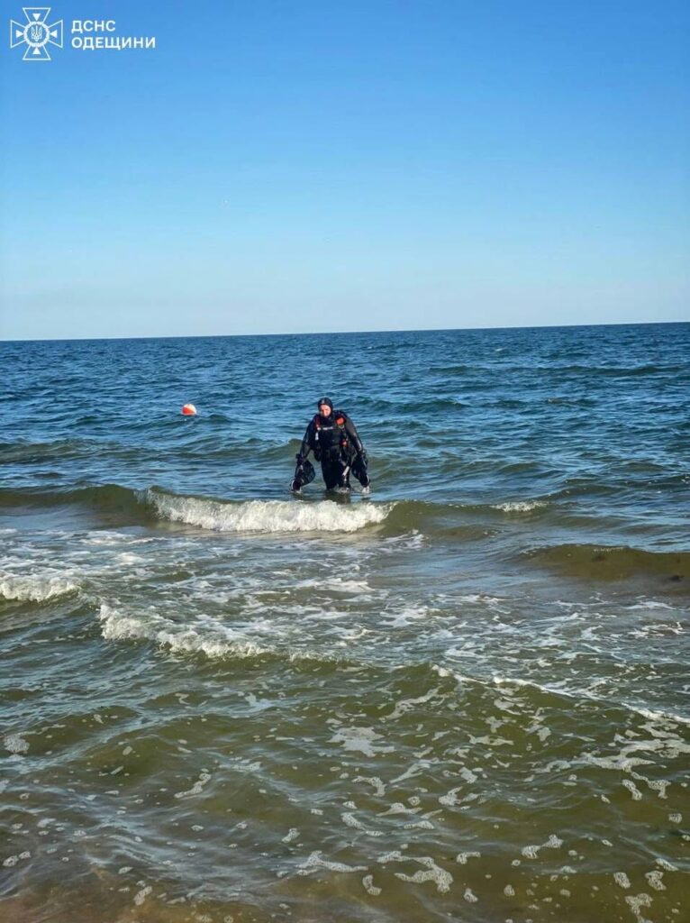 Дитину віднесло у море: на Одещині до пошуків дівчинки залучили аеророзвідку та водолазів Ребенка унесло в море: в Одесской области к поискам девочки привлекли аэроразведку и водолазов