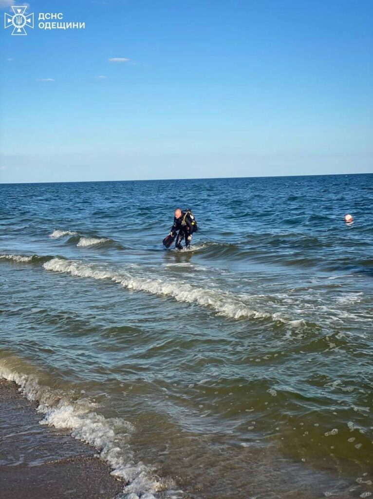 Дитину віднесло у море: на Одещині до пошуків дівчинки залучили аеророзвідку та водолазів Ребенка унесло в море: в Одесской области к поискам девочки привлекли аэроразведку и водолазов