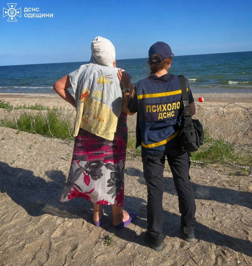 Дитину віднесло у море: на Одещині до пошуків дівчинки залучили аеророзвідку та водолазів Ребенка унесло в море: в Одесской области к поискам девочки привлекли аэроразведку и водолазов