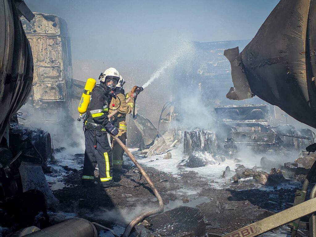 Удар по стоянці вантажівок на Одещині: кадри з місця ліквідації масштабної пожежі