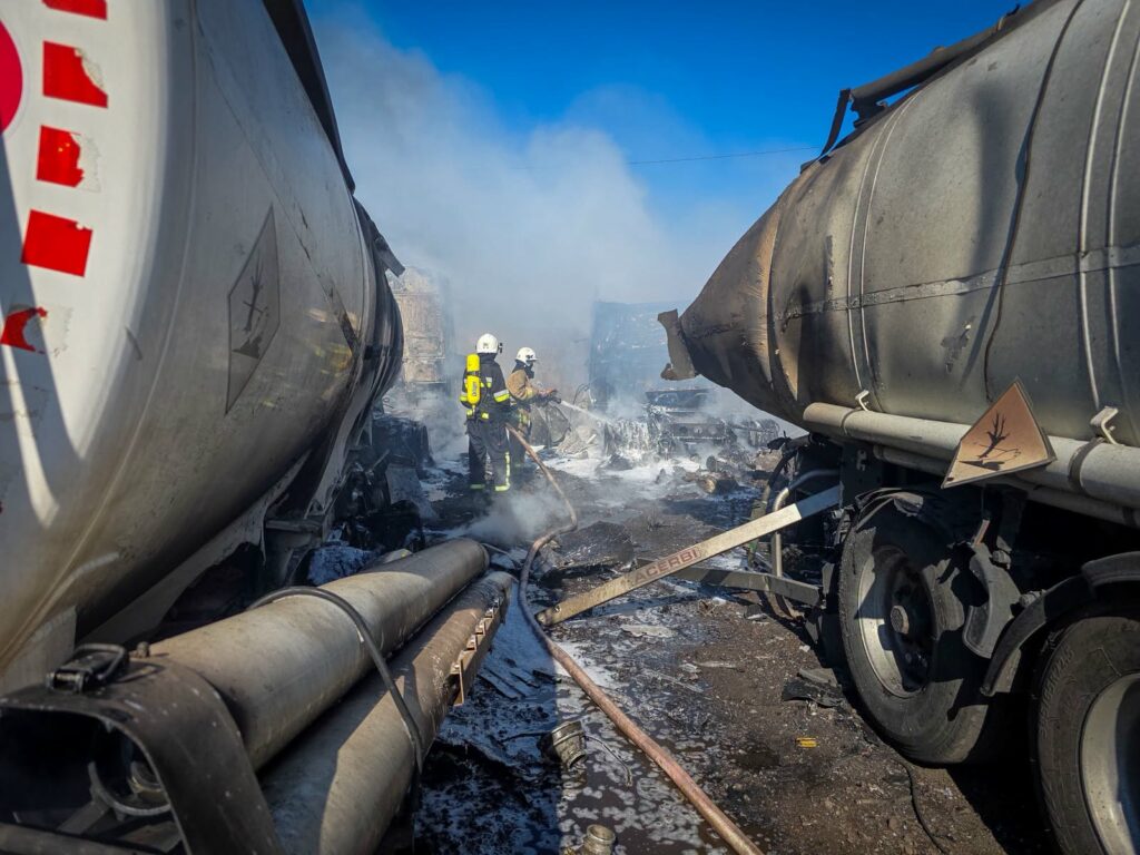 Удар по стоянці вантажівок на Одещині: кадри з місця ліквідації масштабної пожежі