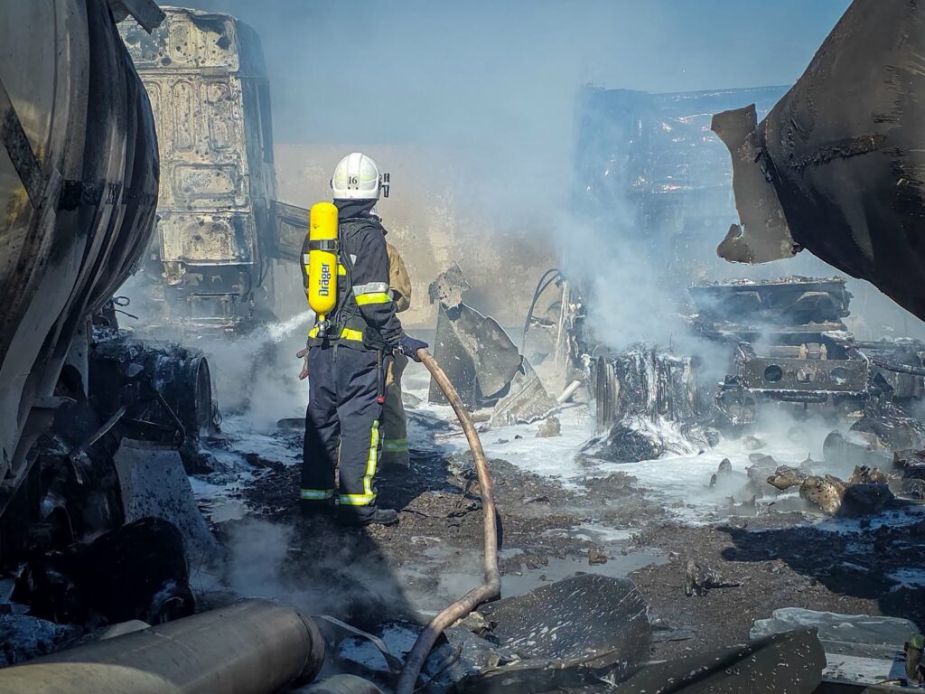 Удар по стоянці вантажівок на Одещині: кадри з місця ліквідації масштабної пожежі