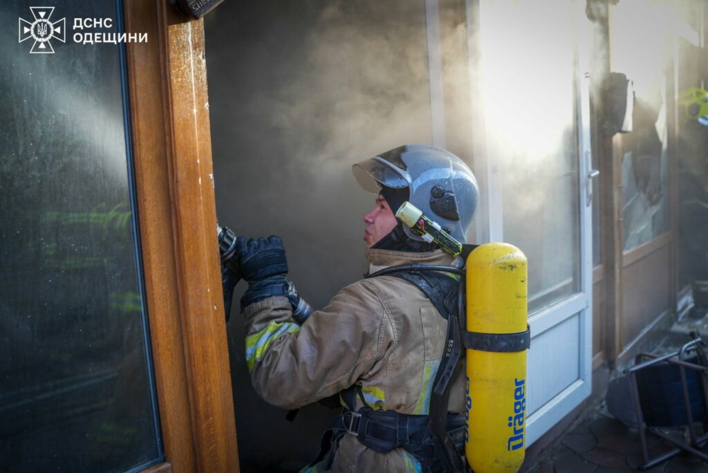 Близько пів сотні рятувальників гасили пожежу в торговельних павільйонах в Одесі Около полусотни спасателей тушили пожар в торговых павильонах в Одессе