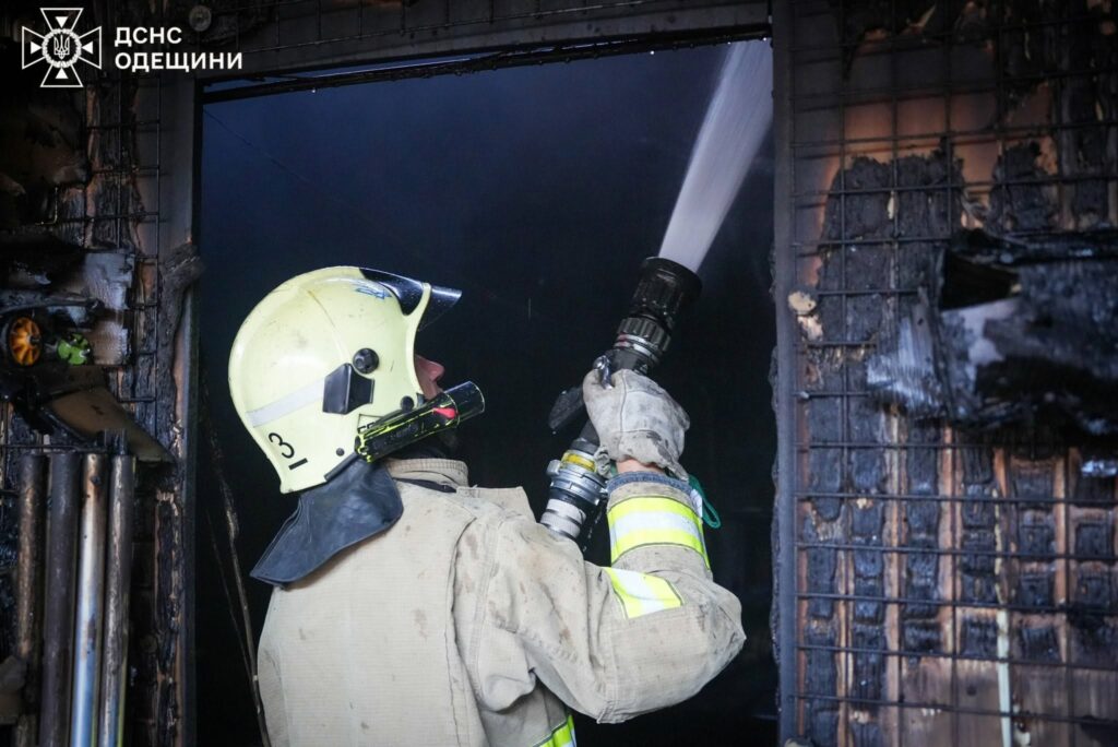 Близько пів сотні рятувальників гасили пожежу в торговельних павільйонах в Одесі Около полусотни спасателей тушили пожар в торговых павильонах в Одессе
