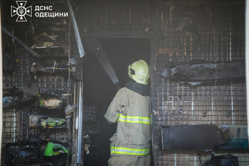 Близько пів сотні рятувальників гасили пожежу в торговельних павільйонах в Одесі Около полусотни спасателей тушили пожар в торговых павильонах в Одессе