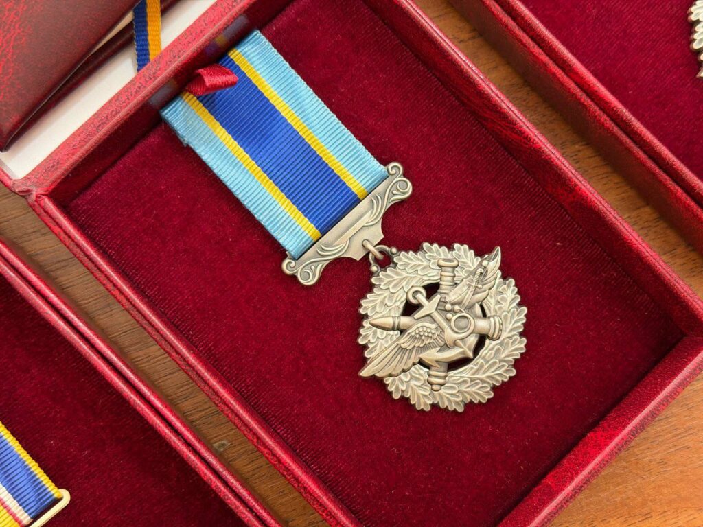 Родині загиблого прикордонника з Одещини вручили посмертну медаль «За військову службу» Семье погибшего пограничника из Одесской области вручили посмертную медаль «За военную службу»