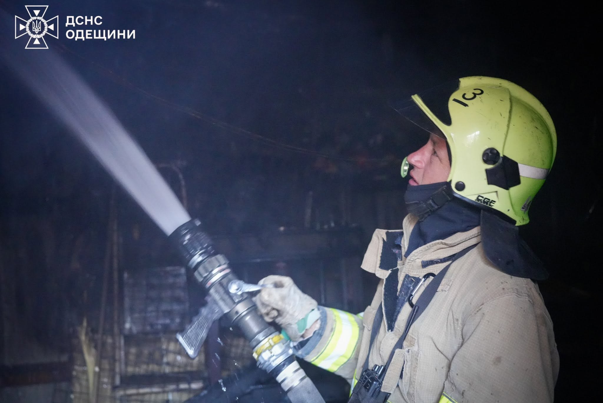 Около полусотни спасателей тушили пожар в торговых павильонах в Одессе Около полусотни спасателей тушили пожар в торговых павильонах в Одессе