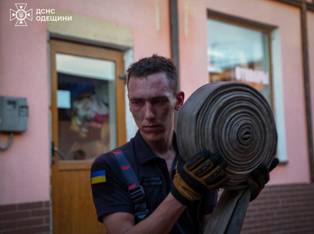 Близько пів сотні рятувальників гасили пожежу в торговельних павільйонах в Одесі Около полусотни спасателей тушили пожар в торговых павильонах в Одессе