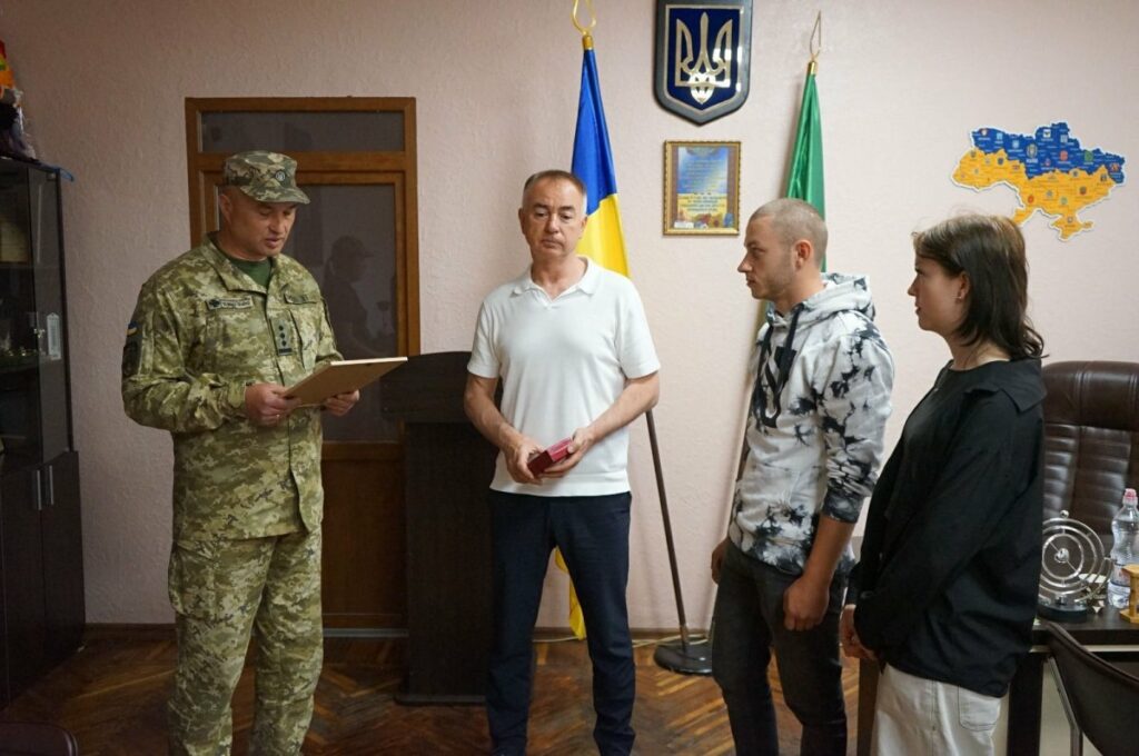 На Одещині сину загиблого прикордонника вручили посмертну нагороду батька «За мужність»