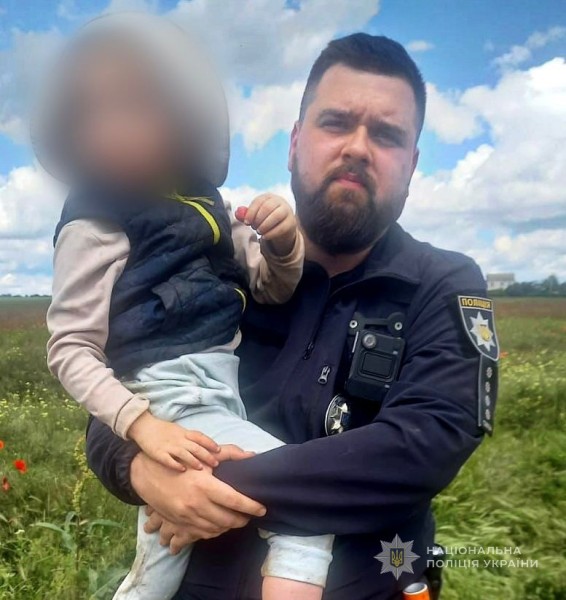 В Одесской области полицейский за считанные минуты разыскал пропавшего четырехлетнего мальчика В Одесской области полицейский за считанные минуты разыскал пропавшего четырехлетнего мальчика