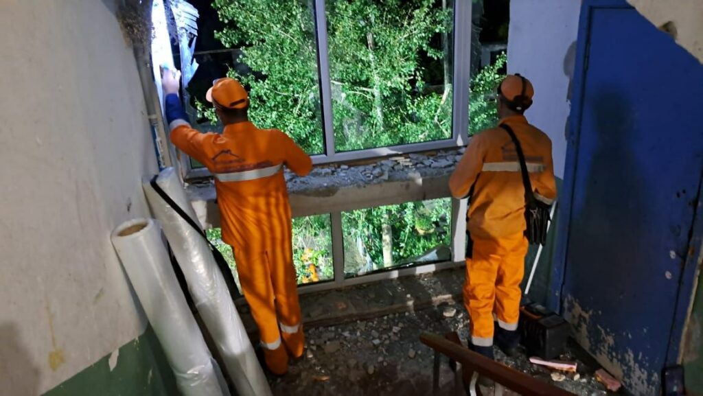 Одесса приходит в себя после дроновой атаки: в домах закрывают выбитые окна
