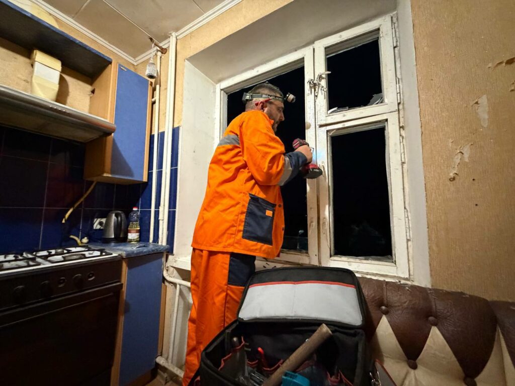 Одесса приходит в себя после дроновой атаки: в домах закрывают выбитые окна