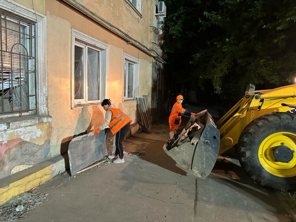 Одесса приходит в себя после дроновой атаки: в домах закрывают выбитые окна