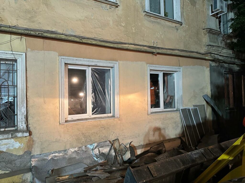 Одесса приходит в себя после дроновой атаки: в домах закрывают выбитые окна