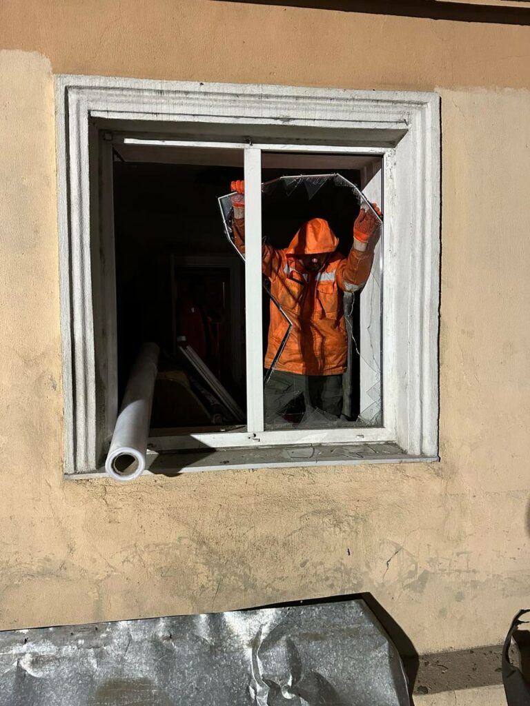 Одесса приходит в себя после дроновой атаки: в домах закрывают выбитые окна