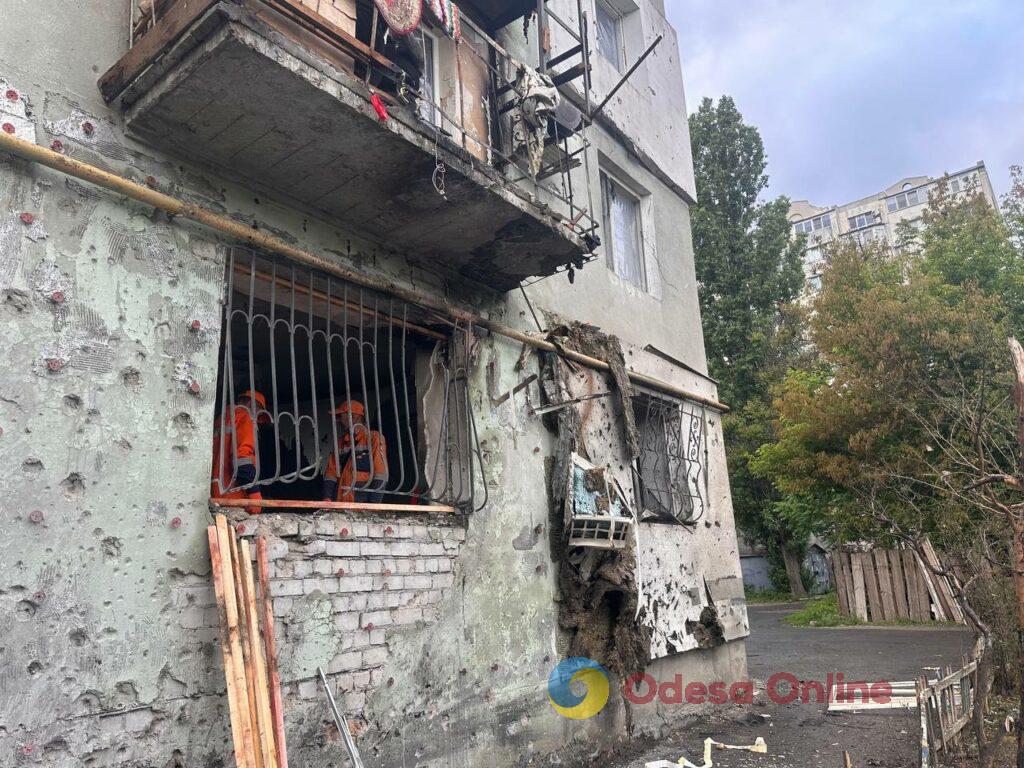 БпЛА влучив у дев’ятиповерхівку в Одесі: частково зруйновані два поверхи, є постраждалі БпЛА влучив у дев’ятиповерхівку в Одесі: частково зруйновані два поверхи, є постраждалі