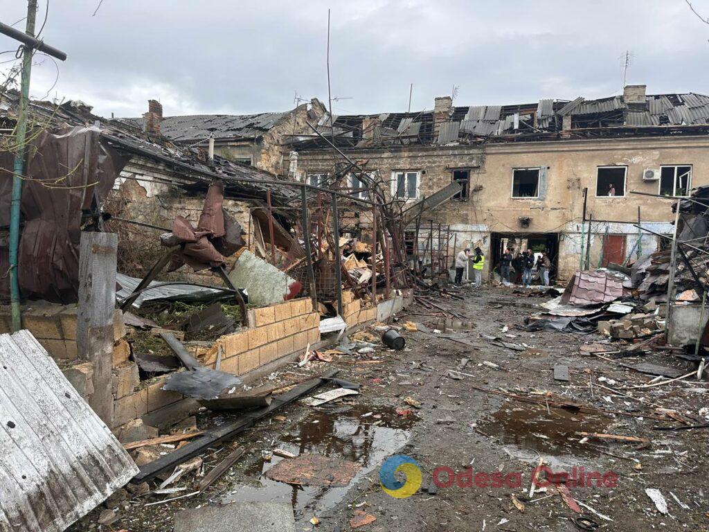 Через обстріл в Одесі спалахнули два будинки: свідчення очевидців та фото наслідків