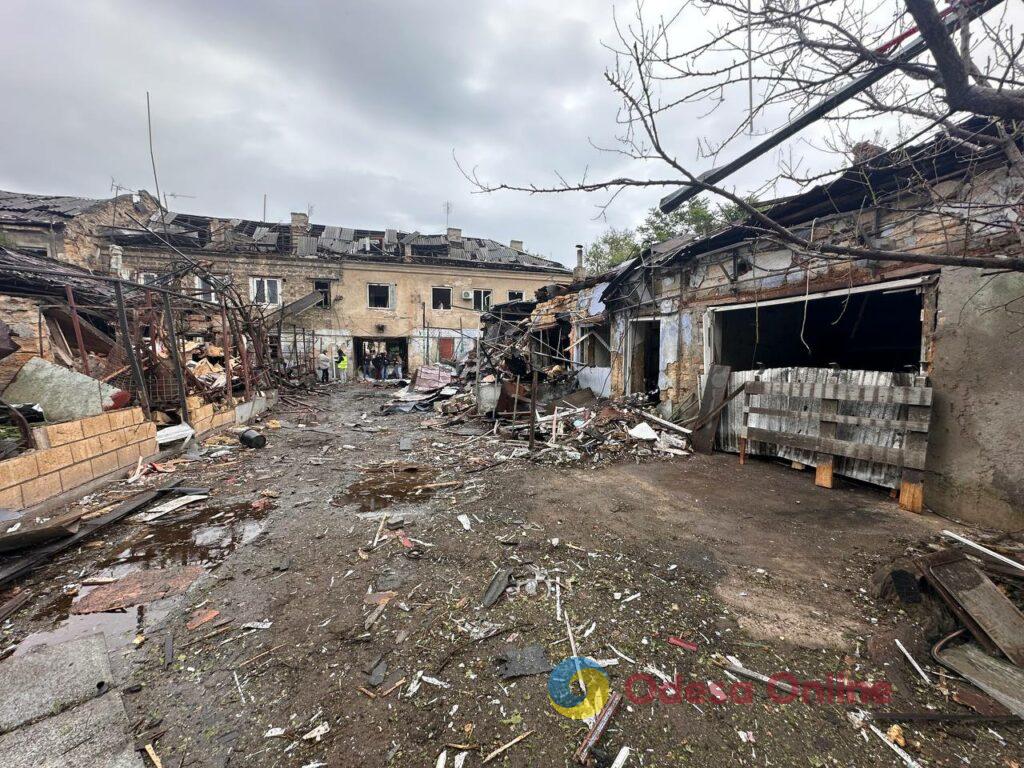 Через обстріл в Одесі спалахнули два будинки: свідчення очевидців та фото наслідків