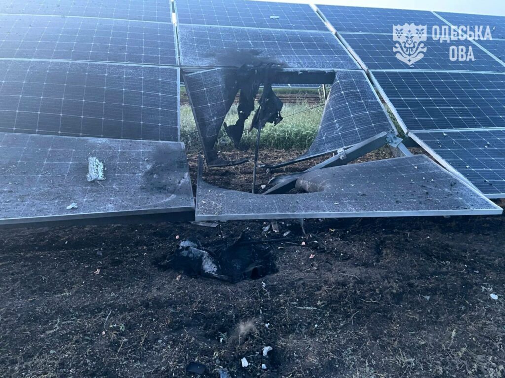 Ворожі дрони пошкодили сонячні панелі альтернативної генерації на Одещині