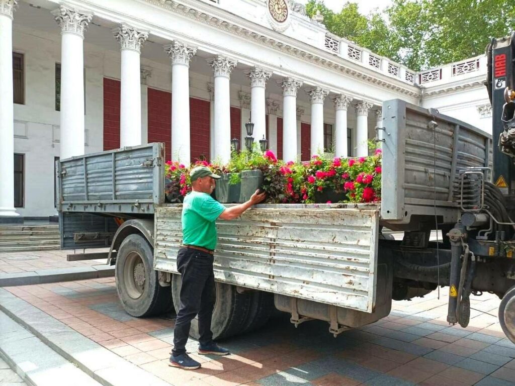 На вулицях Одеси встановлюють десятки підвісних ваз із квітами На вулицях Одеси встановлюють десятки підвісних ваз із квітами