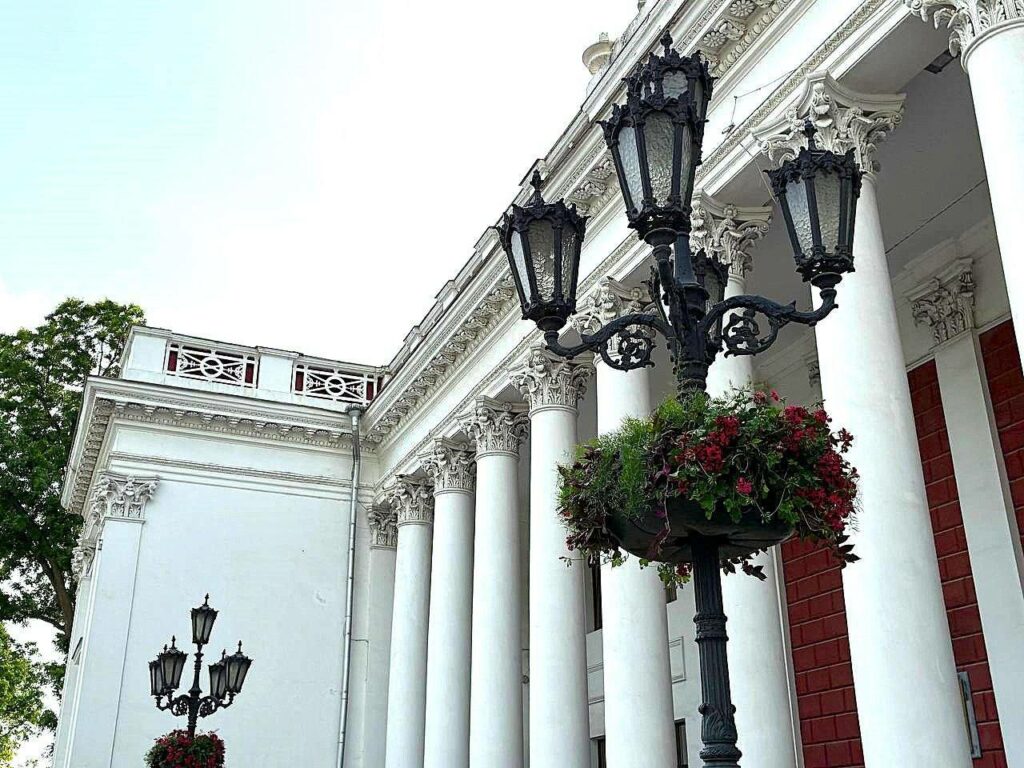 На вулицях Одеси встановлюють десятки підвісних ваз із квітами 