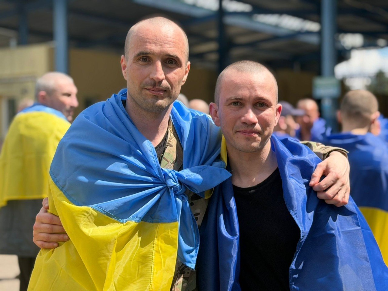 Во время 75-го обмена из плена вернулись 186 украинцев Во время 75-го обмена из плена вернулись 186 украинцев