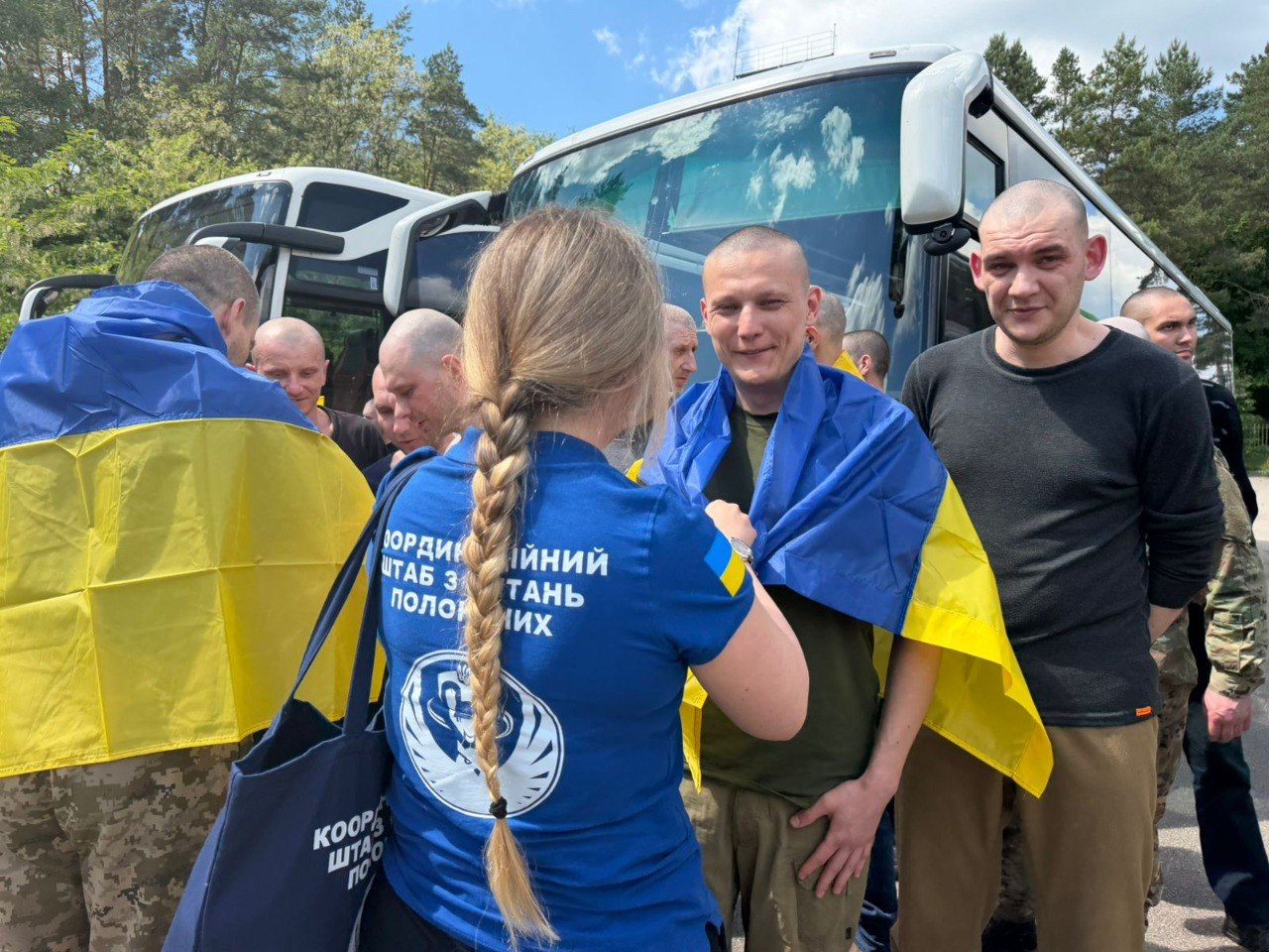 Во время 75-го обмена из плена вернулись 186 украинцев Во время 75-го обмена из плена вернулись 186 украинцев