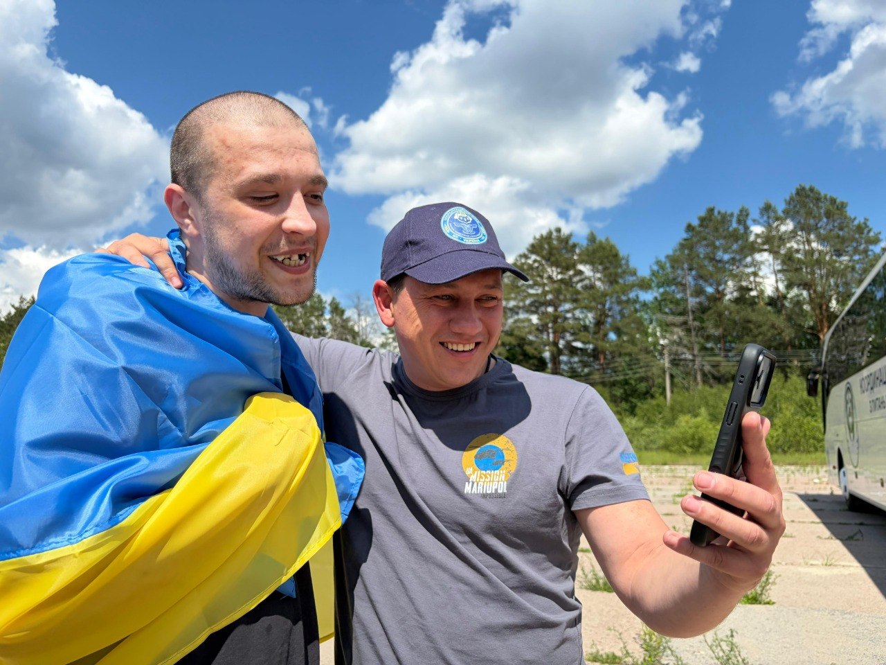 Во время 75-го обмена из плена вернулись 186 украинцев Во время 75-го обмена из плена вернулись 186 украинцев