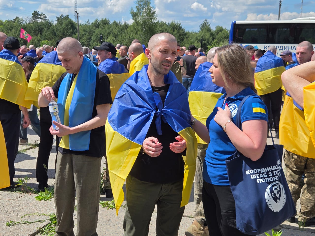 Во время 75-го обмена из плена вернулись 186 украинцев Во время 75-го обмена из плена вернулись 186 украинцев