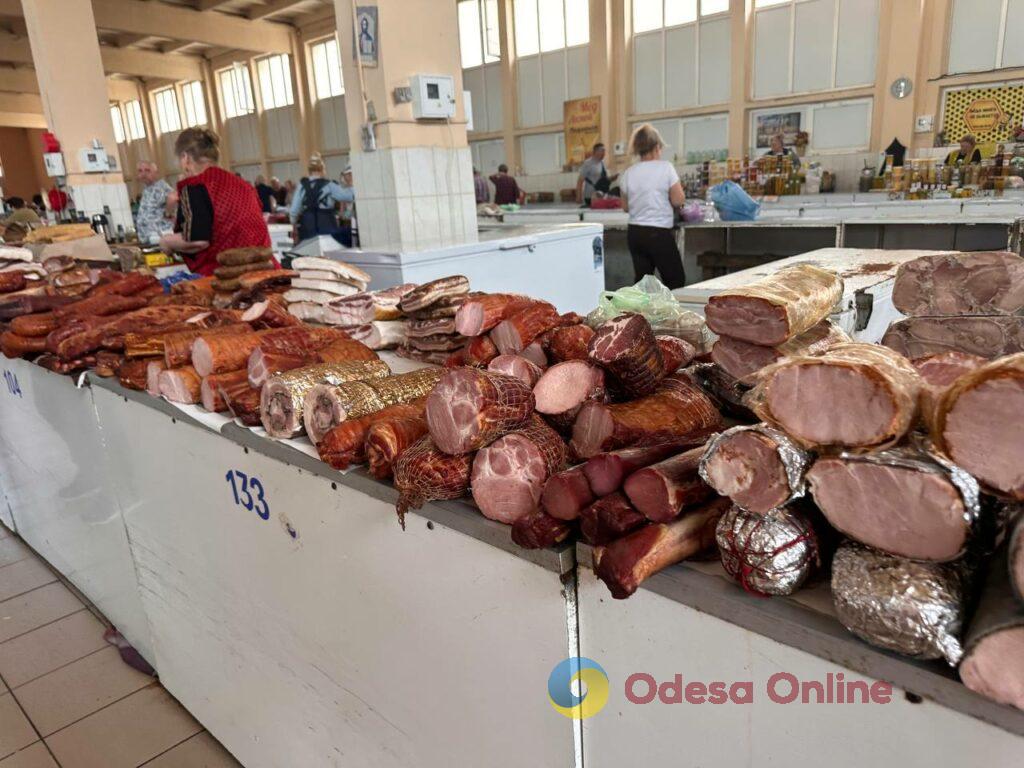 Горошок, персик та сало: актуальні ціни на одеському Привозі Горошек, персик и сало: актуальные цены на одесском Привозе