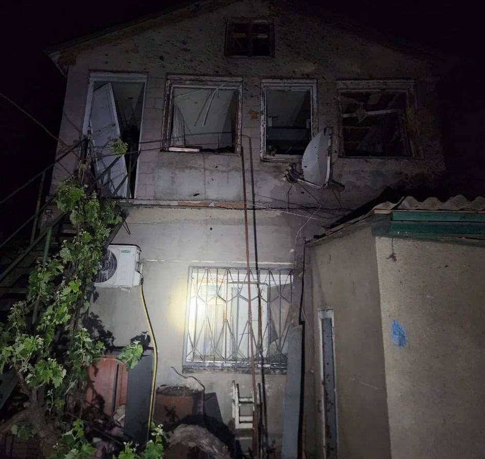 Атака безпілотників на Одещину: пошкоджені будинки та вантажівки, є поранений Атака безпілотників на Одещину: пошкоджені будинки та вантажівки, є поранений