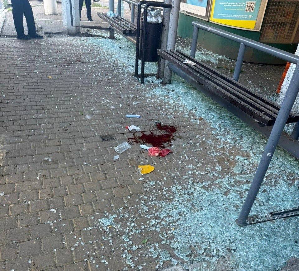 В результате утренней атаки РФ на остановке общественного транспорта в Одессе пострадали три человека (обновлено) В результате утренней атаки РФ на остановке общественного транспорта в Одессе пострадали три человека (обновлено)