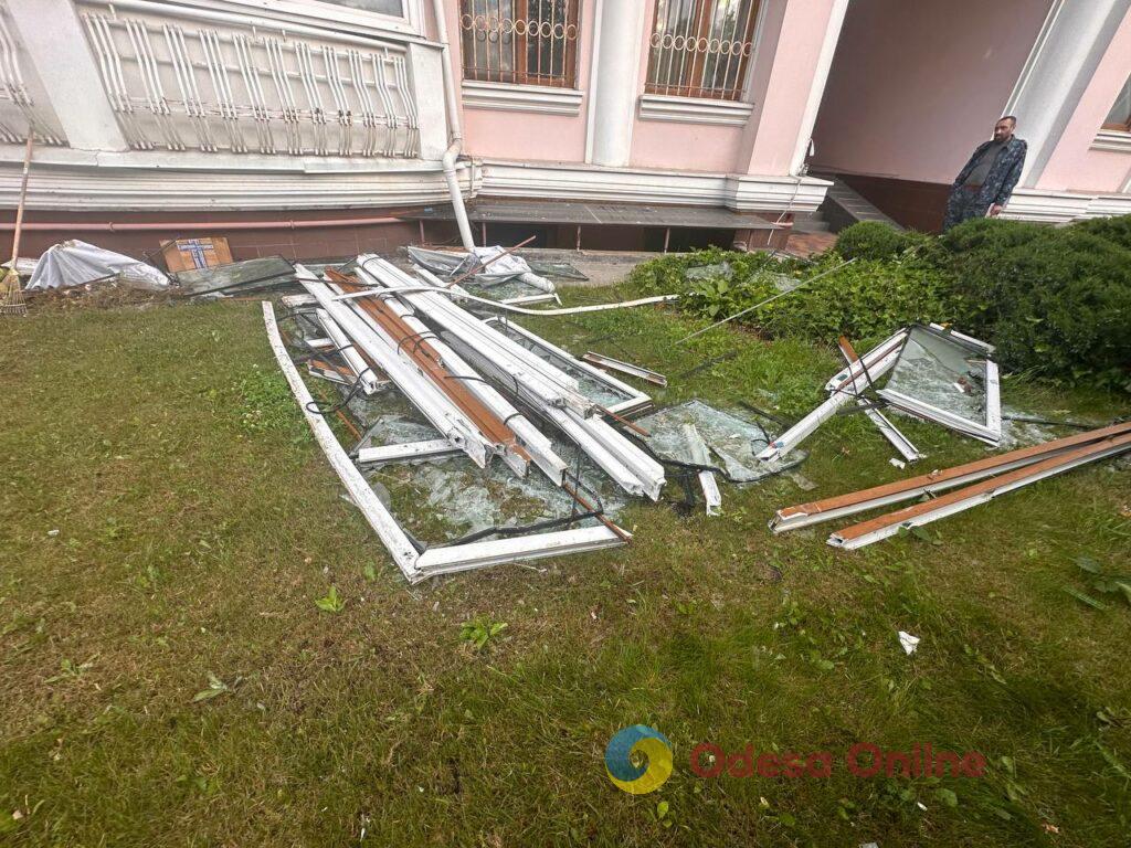 Як виглядає одеська багатоповерхівка після атаки РФ: фоторепортаж з місця події Як виглядає одеська багатоповерхівка після атаки РФ: фоторепортаж з місця події