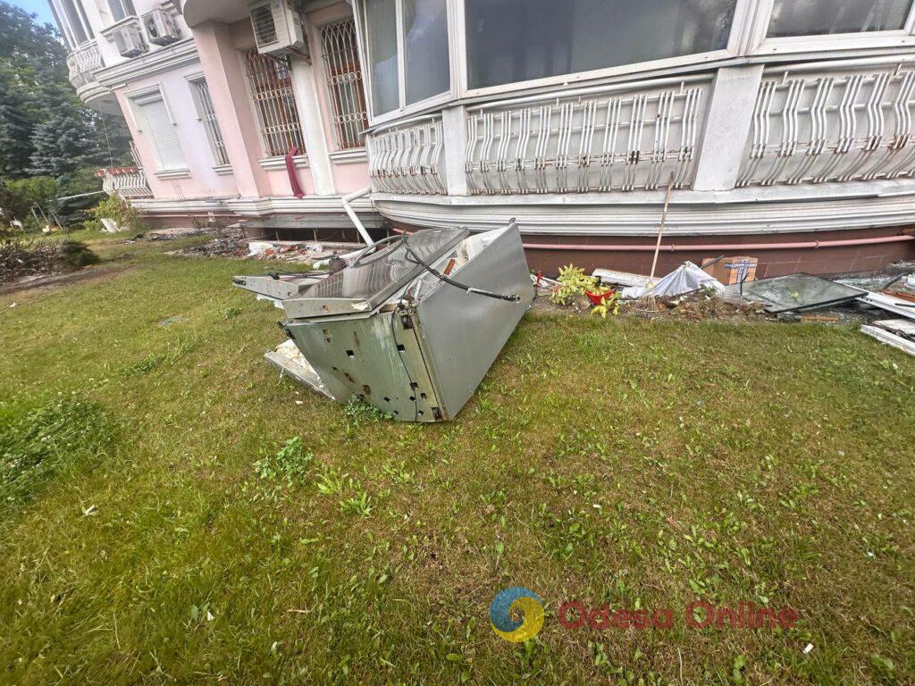 Як виглядає одеська багатоповерхівка після атаки РФ: фоторепортаж з місця події Як виглядає одеська багатоповерхівка після атаки РФ: фоторепортаж з місця події