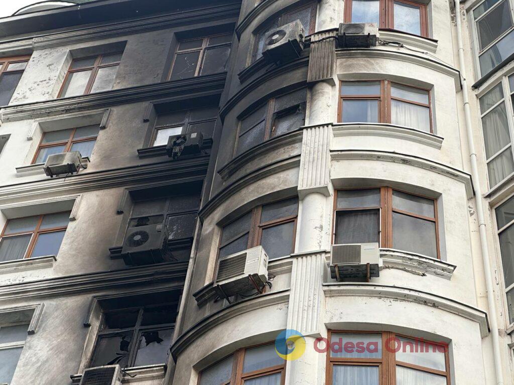 Як виглядає одеська багатоповерхівка після атаки РФ: фоторепортаж з місця події Як виглядає одеська багатоповерхівка після атаки РФ: фоторепортаж з місця події