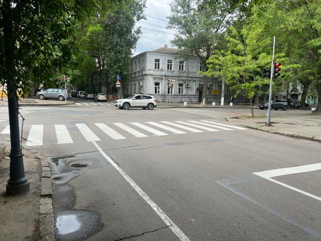 У спальних районах та центрі Одеси оновили дорожню розмітку У спальних районах та центрі Одеси оновили дорожню розмітку