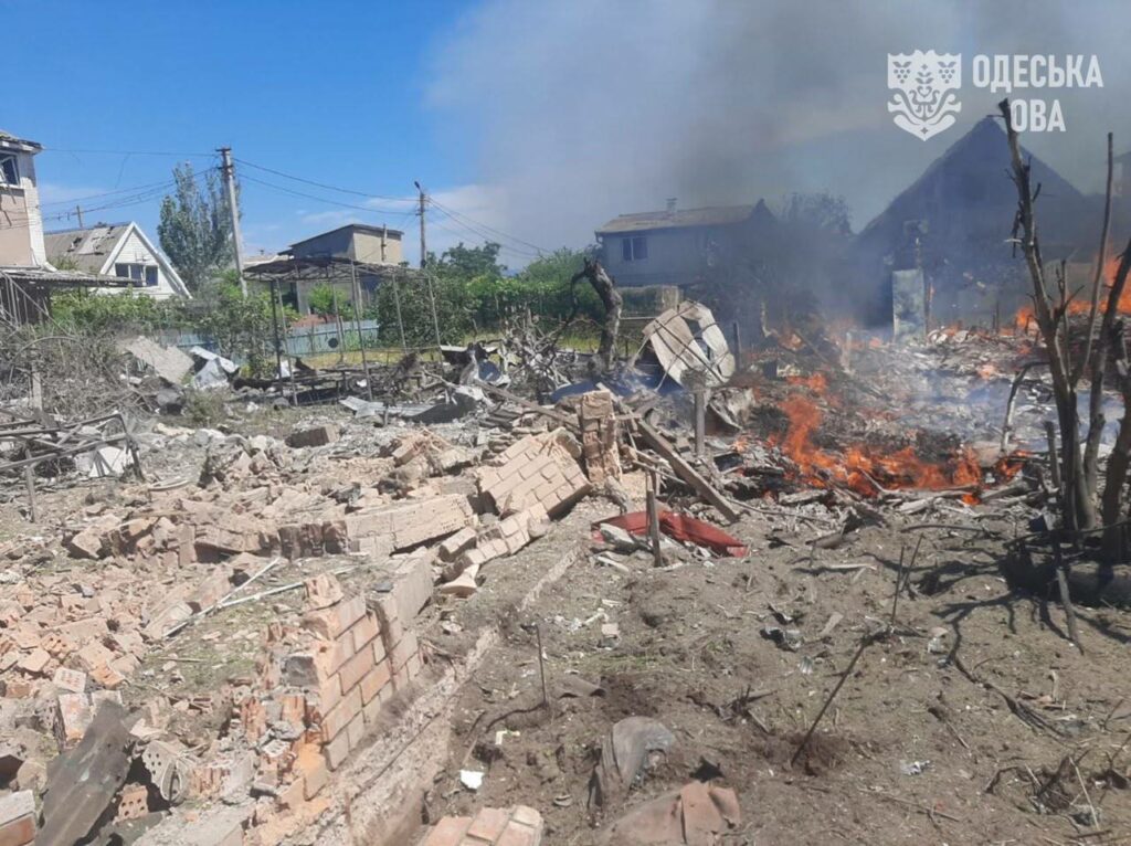 Південь Одещини атакували ракетами: загорілися три будинки